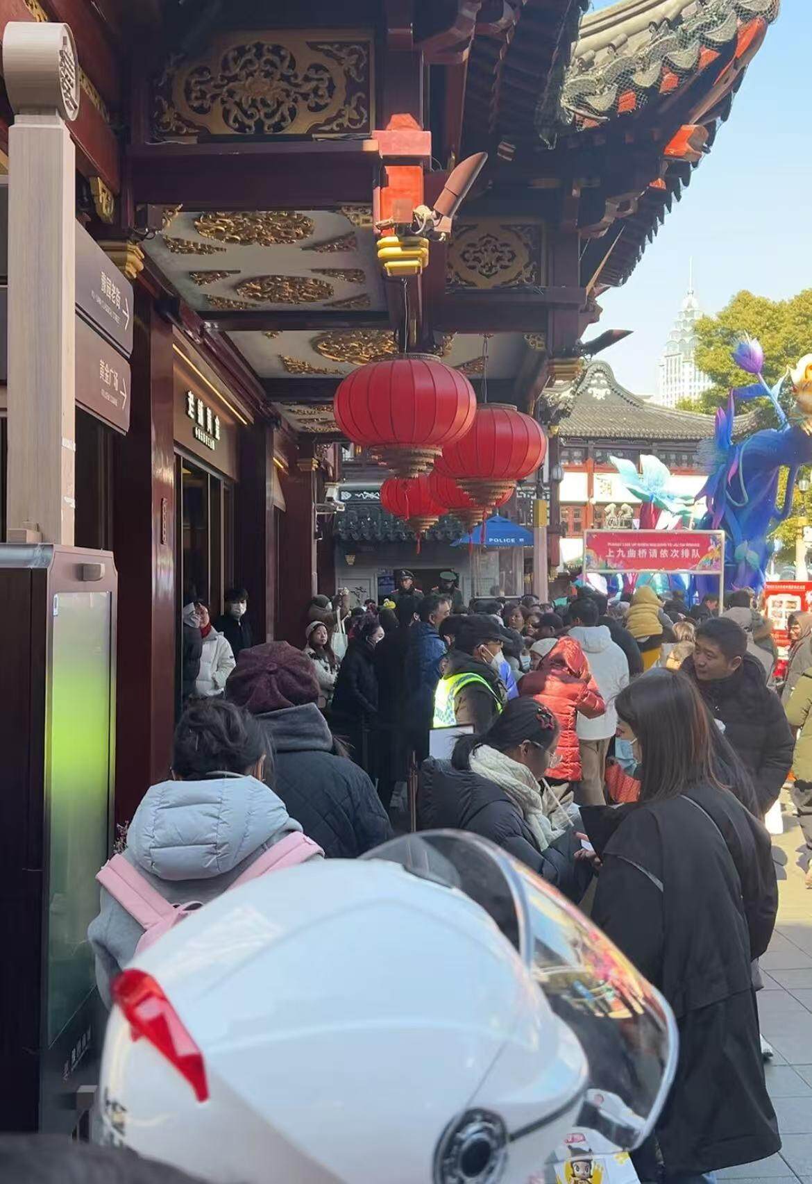年轻人拿父母老首饰换新AG真人网站金价大涨！