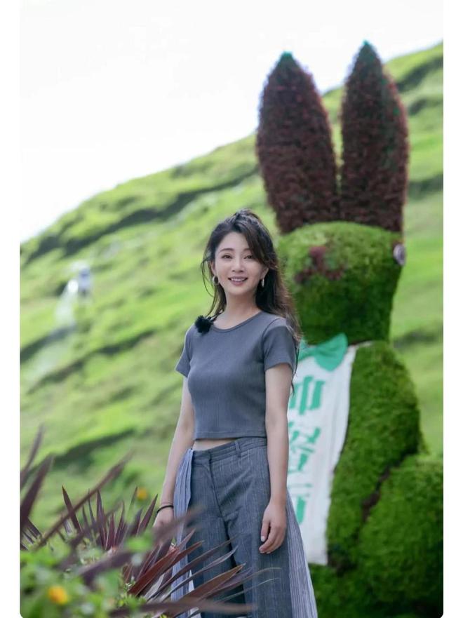 ！很值得中年女性借鉴时尚、优雅还减龄AG真人国际被45岁殷桃的穿搭惊艳到(图2)