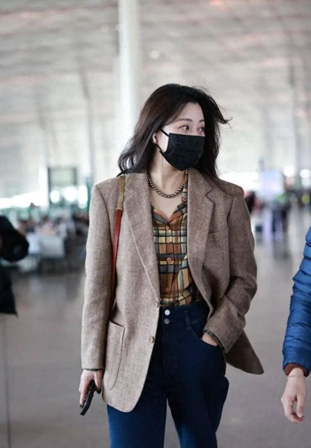 ！很值得中年女性借鉴时尚、优雅还减龄AG真人国际被45岁殷桃的穿搭惊艳到(图3)