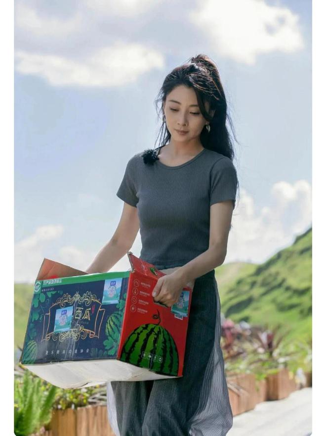 ！很值得中年女性借鉴时尚、优雅还减龄AG真人国际被45岁殷桃的穿搭惊艳到(图4)