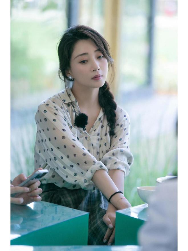 ！很值得中年女性借鉴时尚、优雅还减龄AG真人国际被45岁殷桃的穿搭惊艳到(图9)