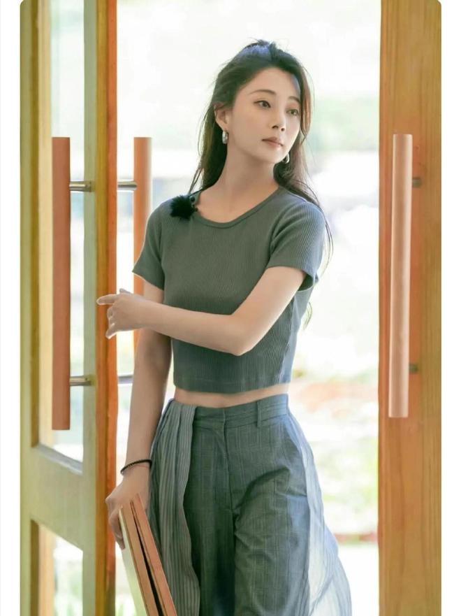 ！很值得中年女性借鉴时尚、优雅还减龄AG真人国际被45岁殷桃的穿搭惊艳到(图10)