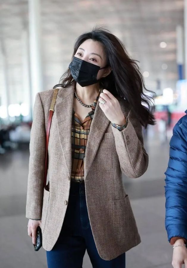 ！很值得中年女性借鉴时尚、优雅还减龄AG真人国际被45岁殷桃的穿搭惊艳到(图13)