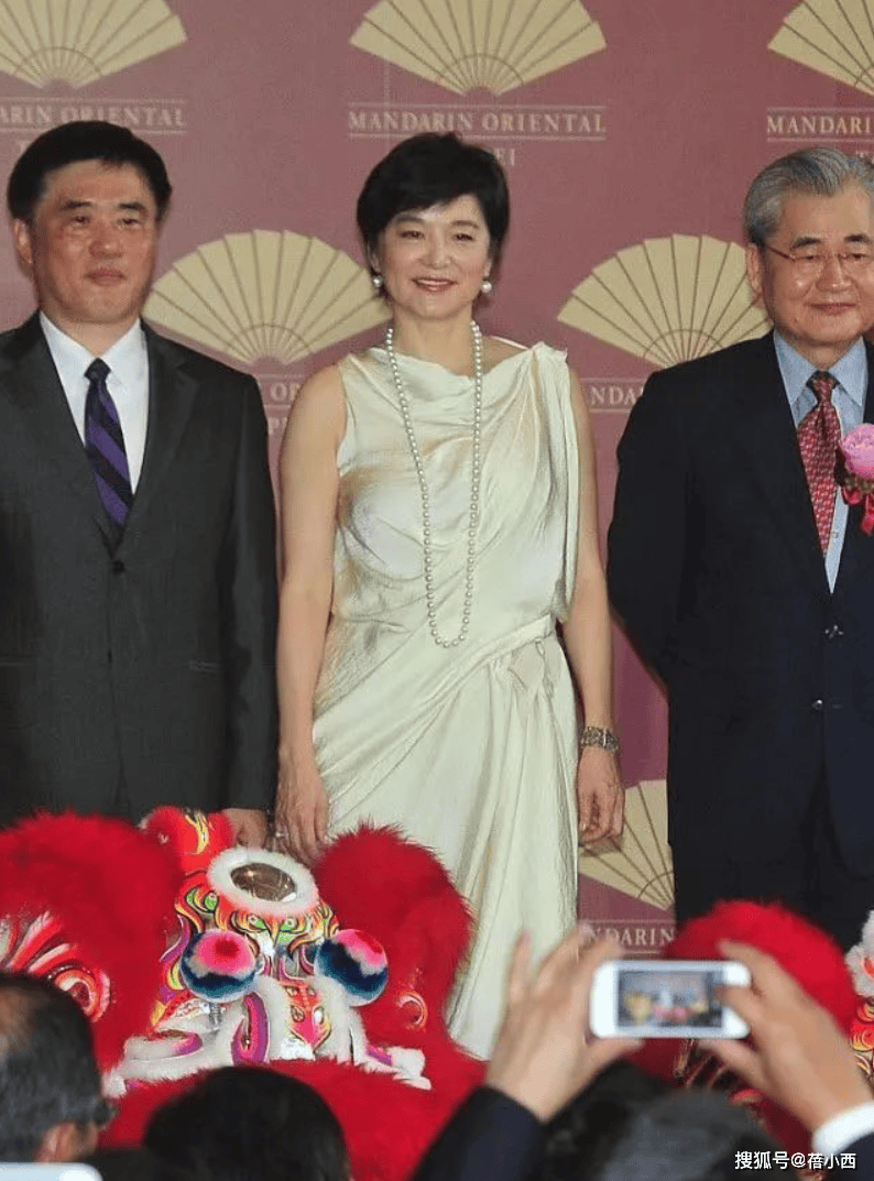 龄20岁一头黑发穿白裙完全没有大妈味AG真人国际69岁林青霞剪了超短发减(图2)