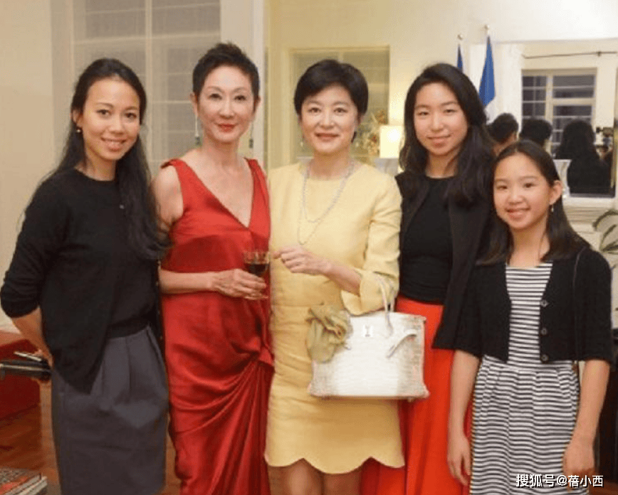 龄20岁一头黑发穿白裙完全没有大妈味AG真人国际69岁林青霞剪了超短发减(图3)
