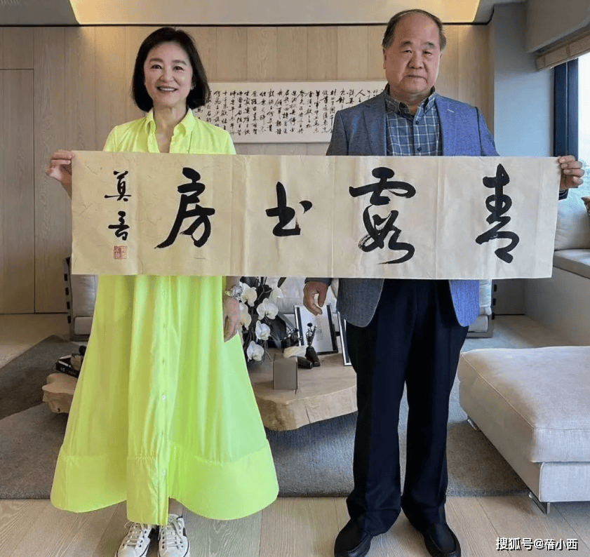 龄20岁一头黑发穿白裙完全没有大妈味AG真人国际69岁林青霞剪了超短发减(图5)