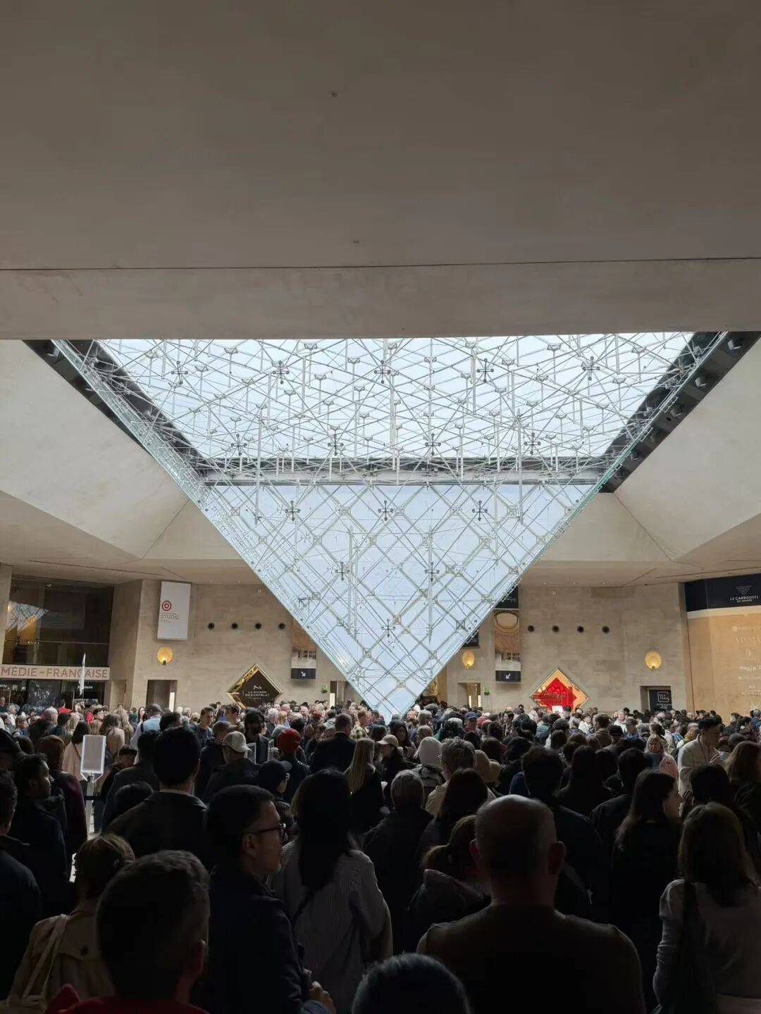 笨贼7分钟偷走卢浮宫上亿宝贝AG真人app年度最荒唐新闻(图11) 笨贼7分钟偷走卢浮宫上亿宝贝AG真人app年度最荒唐新闻(图11)