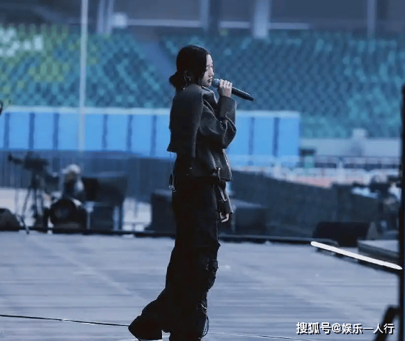 身直接美上热搜灰色夹克配黑色工装裤潮酷迷