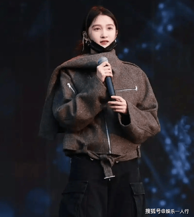 身直接美上热搜灰色夹克配黑色工装裤潮酷迷人AG真人别再说关晓彤土了！浙江卫视彩排这(图2)