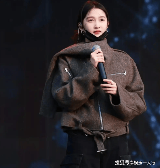 身直接美上热搜灰色夹克配黑色工装裤潮酷迷人AG真人别再说关晓彤土了！浙江卫视彩排这(图3)