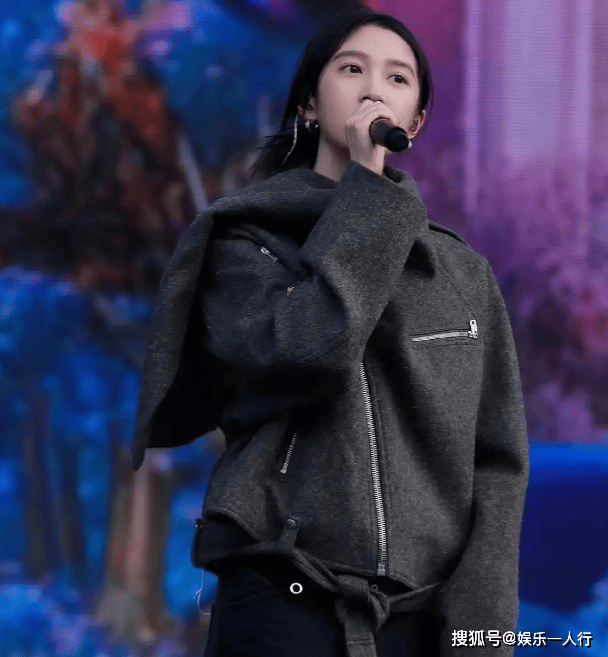 身直接美上热搜灰色夹克配黑色工装裤潮酷迷人AG真人别再说关晓彤土了！浙江卫视彩排这(图4)