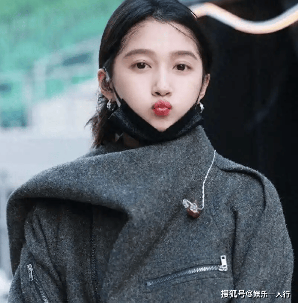 身直接美上热搜灰色夹克配黑色工装裤潮酷迷人AG真人别再说关晓彤土了！浙江卫视彩排这(图5)