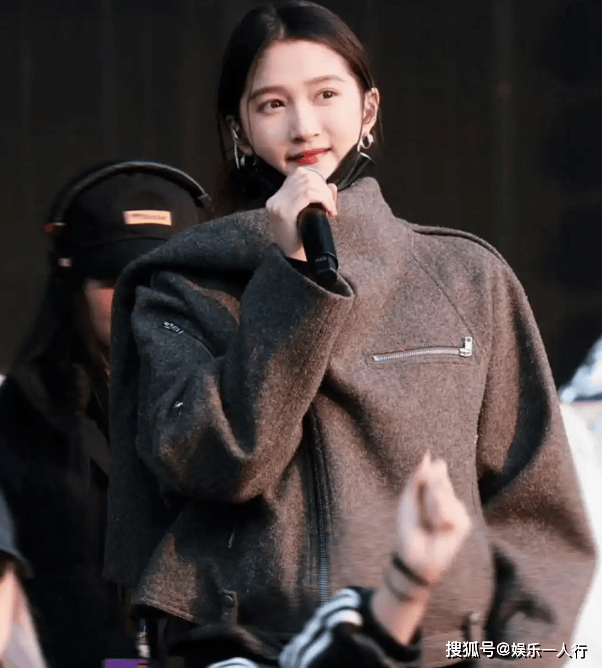 身直接美上热搜灰色夹克配黑色工装裤潮酷迷人AG真人别再说关晓彤土了！浙江卫视彩排这(图6)