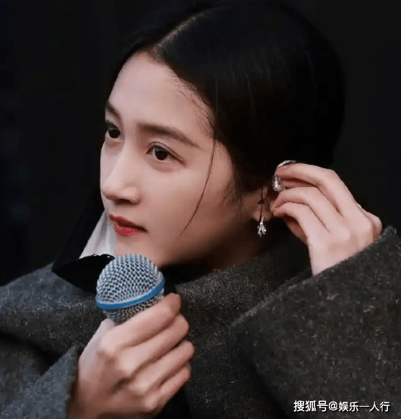 身直接美上热搜灰色夹克配黑色工装裤潮酷迷人AG真人别再说关晓彤土了！浙江卫视彩排这(图7)