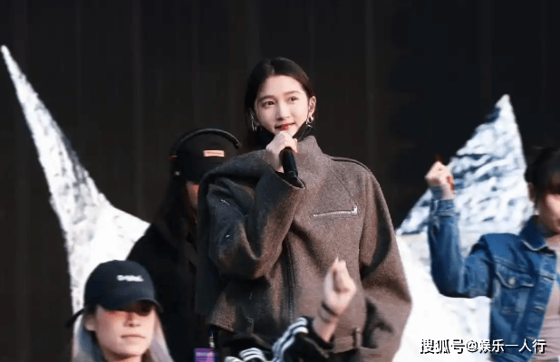 身直接美上热搜灰色夹克配黑色工装裤潮酷迷人AG真人别再说关晓彤土了！浙江卫视彩排这(图8)