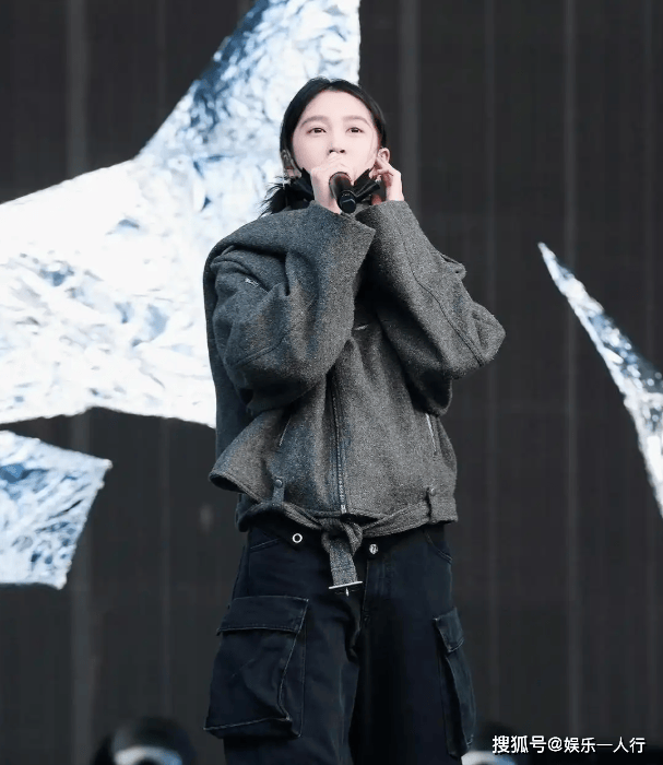 身直接美上热搜灰色夹克配黑色工装裤潮酷迷人AG真人别再说关晓彤土了！浙江卫视彩排这(图9)