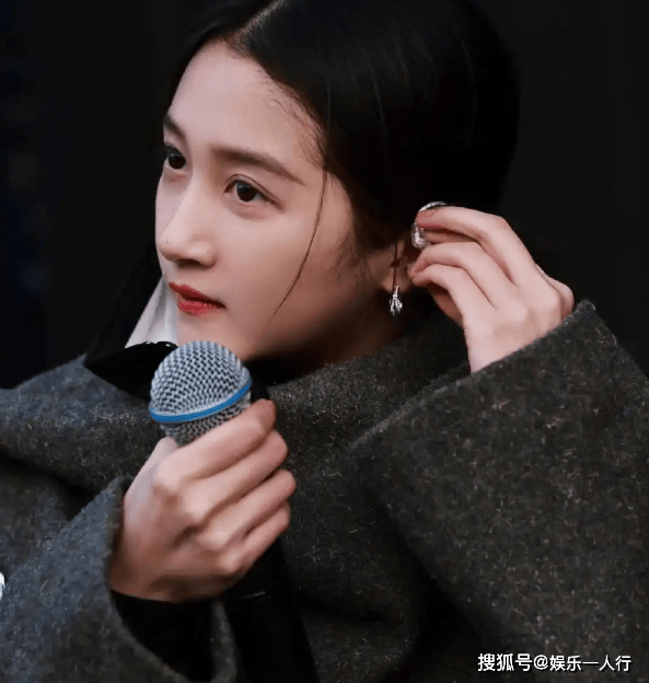 身直接美上热搜灰色夹克配黑色工装裤潮酷迷人AG真人别再说关晓彤土了！浙江卫视彩排这(图10)