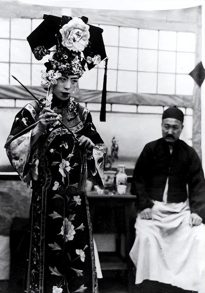 毙虎百姓：晚清照片里的社会切片AG真人旗人婚礼、蒙古郡王、(图3)