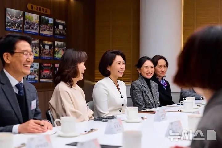 穿白色大衣裙端庄大气美出新高度AG真人中