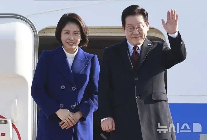 穿白色大衣裙端庄大气美出新高度AG真人中国韩访华第三天金惠景(图2)