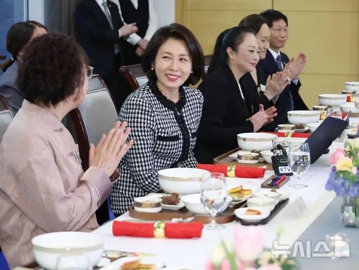 穿白色大衣裙端庄大气美出新高度AG真人中国韩访华第三天金惠景(图4)