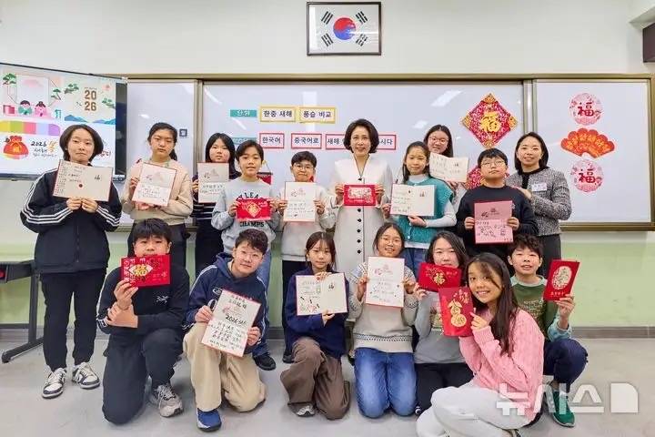 穿白色大衣裙端庄大气美出新高度AG真人中国韩访华第三天金惠景(图3)