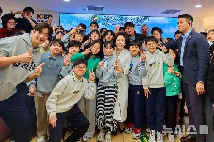 穿白色大衣裙端庄大气美出新高度AG真人中国韩访华第三天金惠景(图5)