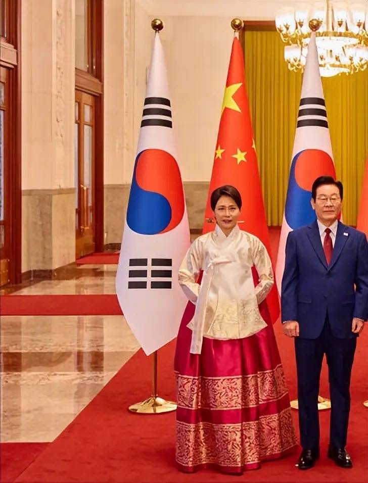 穿白色大衣裙端庄大气美出新高度AG真人中国韩访华第三天金惠景(图6)