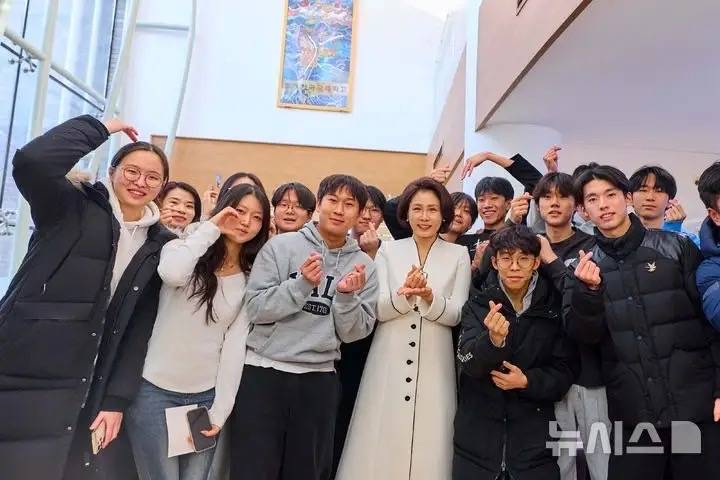 穿白色大衣裙端庄大气美出新高度AG真人中国韩访华第三天金惠景(图8)